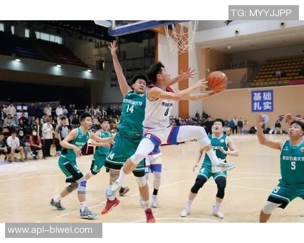 激烈对决引燃赛场激情篮球赛精彩瞬间回顾与分析