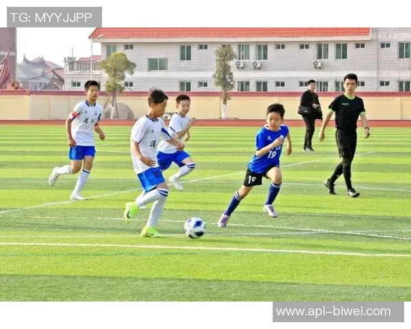 激情四溢的足球助威鼓点点燃赛场氛围助力球队奋勇争先